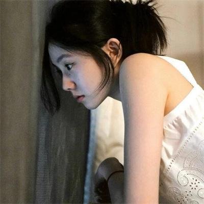 白色的女人海报